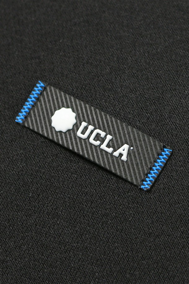 남녀공용 데일리 스몰로고 기모 스웻셔츠[BLACK](UBCLT29_39)는 부드러운 촉감의 면, 폴리에스테르 혼방 소재로 제작되어 가을, 겨울철 따뜻하게 착용하기 좋습니다. 미니멀하고 베이직한 스타일로 데일리룩, 캠퍼스룩, 커플룩 등 다양한 TPO에 활용할 수 있습니다. 레귤러핏 라운드넥 디자인에, 소매와 밑단 시보리 마감으로 깔끔함을 더했습니다. 두꺼운 두께감의 기모 안감으로 보온성을 높였으며, 전면에 스몰 로고 패턴이 포인트로 들어가 있습니다. 유니섹스 디자인으로 남녀 모두 편안하게 즐길 수 있는 아이템입니다.
