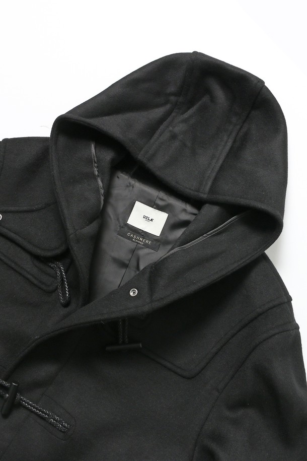 남녀공용 프레피 중힙 더플코트[BLACK](UBAHC20_39)는 클래식, 베이직, 미니멀 스타일을 지향하는 분들을 위한 겨울철 필수 아이템입니다. 블랙과 네이비 두 가지 색상으로 출시되어 출근룩, 데이트룩, 모임룩 등 다양한 TPO에 활용할 수 있습니다. 울, 폴리에스터, 레이온, 캐시미어, 나일론, 면, 아크릴 등 다양한 소재가 혼방되어 부드러운 촉감을 선사하며, 후드, 플랩 포켓, 안감 처리, 두툼한 원단 등 디테일 요소가 돋보입니다. 레귤러핏과 여유핏으로 편안하게 착용 가능하며, 중힙 기장과 토글 여밈 방식이 특징입니다. 긴 소매 기장의 더플코트로 겨울철 따뜻함과 스타일을 동시에 잡으세요.
