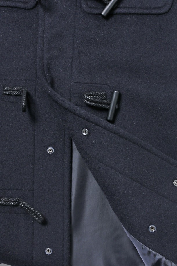 남녀공용 프레피 중힙 더플코트[네이비](UBAHC20_45)는 클래식, 캐주얼, 미니멀 스타일을 아우르는 겨울철 필수 아우터입니다. 두꺼운 두께감과 부드러운 촉감의 울, 폴리에스터, 나일론, 레이온, 면, 아크릴, 캐시미어 등 다양한 혼방 소재를 사용하여 보온성을 높였습니다. 릴랙스핏과 레귤러핏으로 편안하게 착용 가능하며, 후드, 플랩 포켓, 토글 여밈 방식, 긴 소매, 안감 처리로 실용성을 더했습니다. 일상 및 출근룩에 적합하며, 무지 디자인과 네이비 컬러로 어떤 스타일에도 쉽게 매치할 수 있습니다. 안감은 폴리에스터를 사용했습니다.
