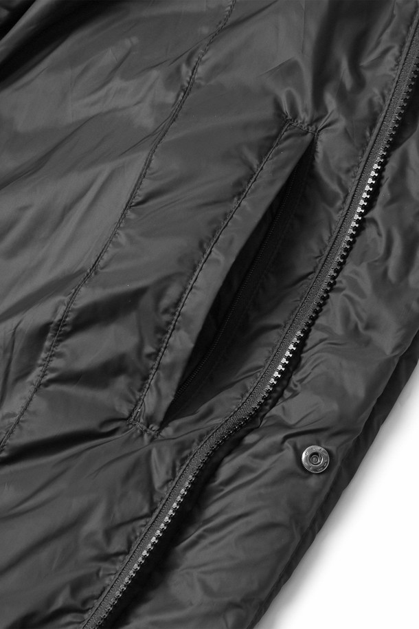 남녀공용 데일리 스몰로고 트리밍 다운 숏패딩[BLACK](UBADO21_39)은 겨울철 캐주얼 스타일을 위한 필수 아이템입니다. 오리털 충전재와 숏 기장으로 보온성을 높였으며, 가볍고 부드러운 촉감을 자랑합니다. 하이넥 디자인과 밑단 스트링, 실용적인 포켓 디테일이 돋보이며, 미니멀한 로고 패치로 포인트를 더했습니다. 블랙, LT-KHAKI 두 가지 색상으로 출시되어 데일리룩, 시티보이룩에 폭넓게 활용 가능합니다. 지퍼형 여밈 방식으로 간편하게 착용할 수 있습니다.
