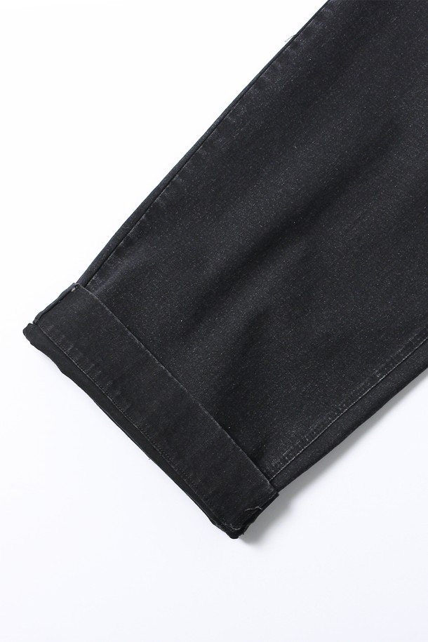 남녀공용 원턱 와이드 데님 팬츠[BLACK](UBADP90_39)는 캐주얼과 클래식 스타일을 모두 아우르는 데님 팬츠입니다. 봄, 여름, 가을, 겨울 사계절 모두 착용 가능하며, 유행을 타지 않는 블랙 컬러의 무지 디자인으로 폭넓게 활용할 수 있습니다. 넉넉한 와이드 핏과 부드러운 촉감, 약간의 신축성이 편안한 착용감을 선사합니다. 원턱 디테일과 클래식한 포켓 디자인이 돋보이며, 뒷면 레터 라벨로 포인트를 더했습니다. 비침 걱정 없이 데일리룩을 완성해보세요.
