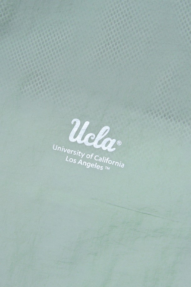 남녀공용 절개 배색 초경량 윈드레이커 재킷[MINT](UB3UJ5A_61)은 일상과 스포츠 활동에 모두 적합한 윈드브레이커입니다. 가볍고 부드러운 나일론 소재를 사용하여 봄, 여름 시즌에 쾌적하게 착용할 수 있으며, 레귤러 핏으로 편안한 착용감을 제공합니다. 민트 컬러와 절개 디테일, 배색 디자인이 스포티하면서도 캐주얼한 스타일을 연출합니다. 집업 스타일과 긴 소매 기장으로 활동성을 높였으며, 방풍 기능을 갖춰 변덕스러운 날씨에도 유용합니다.
