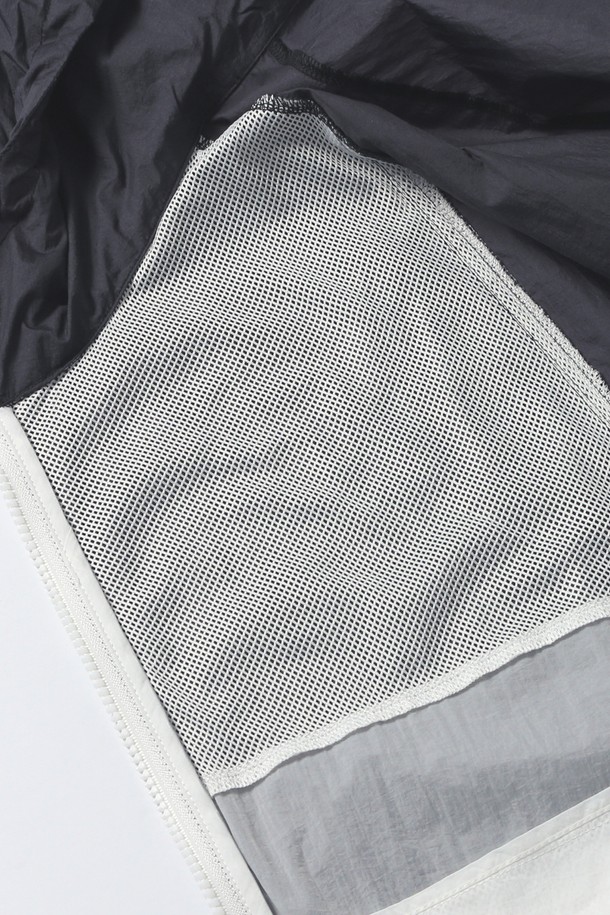 남녀공용 절개 배색 초경량 윈드레이커 재킷[DK-GREY](UB3UJ5A_36)은 다크그레이와 화이트 배색으로 스포티하고 캐주얼한 스타일을 연출합니다. 봄, 가을 시즌에 적합하며, 일상과 스포츠 활동 모두에 활용 가능한 윈드브레이커입니다. 가볍고 시원한 착용감을 제공하는 나일론 소재로 제작되었으며, 초경량 및 방풍 기능을 갖춰 활동성을 높였습니다. 레귤러핏에 집업 스타일로 편안하게 착용 가능하며, 절개 디테일이 돋보이는 디자인입니다. 산책, 러닝, 여행 등 다양한 TPO에 미니멀하게 코디할 수 있습니다.
