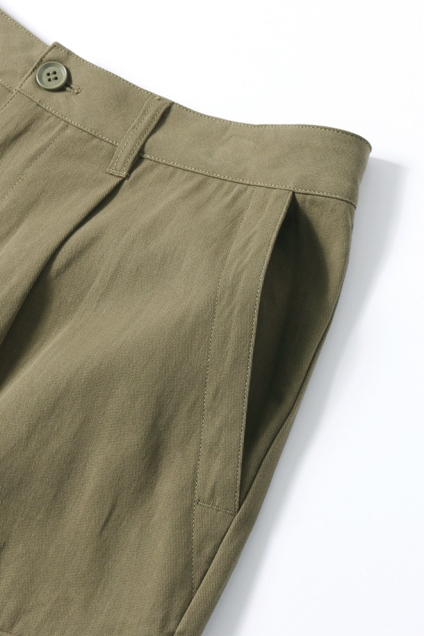 남녀공용 카고 포켓 버뮤다 팬츠[DK-BEIGE](UB4SP85_27)는 캐주얼한 무드의 베이지 컬러 버뮤다 팬츠입니다. 루즈핏으로 편안한 착용감을 선사하며, 봄, 여름 시즌에 적합합니다. 넉넉한 카고 포켓 디테일이 특징으로, 여행룩, 휴가룩, 캠핑룩 등 다양한 TPO에 활용 가능합니다. 미니멀, 워크웨어 스타일을 즐기는 분들께 추천하며, 데일리룩으로도 손색없는 아이템입니다.
