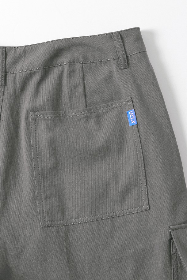 남녀공용 카고 포켓 버뮤다 팬츠[DK-KHAKI](UB4SP85_64)는 여름철 일상, 휴가, 여행 등 다양한 TPO에 활용하기 좋은 5부 기장의 캐주얼 팬츠입니다. 카키 컬러의 무지 디자인으로 미니멀하고 시티보이 스타일을 연출하기 용이하며, 레귤러 핏으로 편안한 착용감을 선사합니다. 넉넉한 수납을 돕는 카고 포켓 디테일이 특징이며, 밴딩 처리가 없는 디자인입니다.
