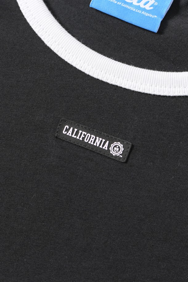 **여성 크레스트 칼 로고 크롭 슬림핏 티셔츠[BLACK]**는 베이직한 스타일의 여성 티셔츠입니다. 봄, 여름, 가을 계절에 어울리며, 일상에서 편안하게 착용할 수 있습니다. 부드러운 면 소재로 제작되어 촉감이 좋고, 얇은 두께감으로 시원하게 입을 수 있습니다. 크롭 기장과 슬림핏 디자인으로 여성스러운 실루엣을 연출하며, 넥라인과 소매 배색 포인트가 돋보입니다. 가슴 부분의 로고 디테일이 특징이며, 데이트룩, 카페룩 등 다양한 TPO에 활용하기 좋은 캐주얼, 미니멀 스타일의 티셔츠입니다.
