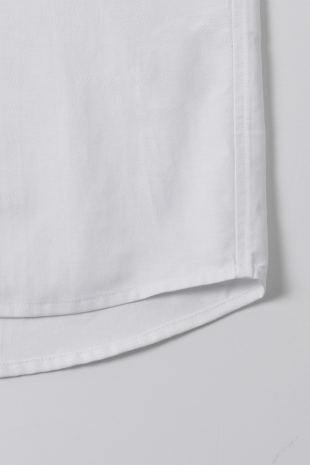 옥스포드 오버핏 반팔 셔츠[O-WHITE](UB4SS80_33)는 베이직하고 캐주얼한 스타일을 추구하는 남녀 모두에게 적합한 상의입니다. 면 소재의 얇은 두께감으로 봄, 여름 시즌에 시원하게 착용할 수 있으며, 레귤러 기장과 반소매 디자인으로 편안한 착용감을 제공합니다. 깔끔한 무지 디자인과 화이트 컬러는 어떤 스타일에도 쉽게 매치할 수 있으며, 출근룩과 비즈니스 캐주얼, 캐주얼, 미니멀, 클래식 스타일 연출에 활용하기 좋습니다. 옥스포드 원단 특유의 질감으로 고급스러움을 더한 오버핏 셔츠입니다.
