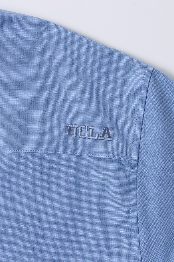 **옥스포드 오버핏 반팔 셔츠[BLUE](UB4SS80_43)**는 캐주얼하고 미니멀한 스타일을 추구하는 분들을 위한 셔츠입니다. 얇고 부드러운 면 소재로 제작되어 봄, 여름 시즌에 시원하게 착용하기 좋습니다. 무지 디자인에 오버핏으로 편안한 착용감을 선사하며, 카라넥과 반소매 기장으로 깔끔한 느낌을 줍니다. 시원한 블루 컬러는 어떤 스타일에도 잘 어울려 데일리 셔츠로 활용하기 좋습니다. 옥스포드 소재 특유의 고급스러운 질감이 돋보이는 제품입니다.
