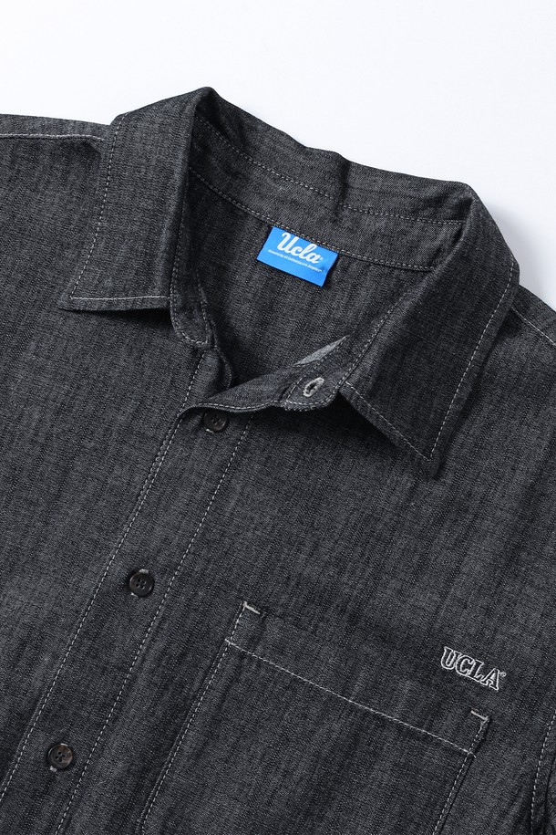 남녀공용 쿨프래쉬 세미 오버핏 경량 데님 반팔 셔츠[BLACK](UB5SS84_39)는 시원한 여름을 위한 필수템입니다. 가볍고 통기성이 뛰어난 데님 소재에 쿨프래쉬 기능까지 더해져 쾌적한 착용감을 선사합니다. 차이나 칼라 디자인과 무지 패턴으로 미니멀하고 캐주얼한 스타일을 연출하며, 여행룩과 휴가룩에 활용하기 좋습니다. 오버핏으로 편안함은 물론, 시티보이 스타일까지 완성할 수 있습니다. 블랙 컬러는 어떤 옷에도 잘 어울려 데일리 셔츠로 제격입니다.
