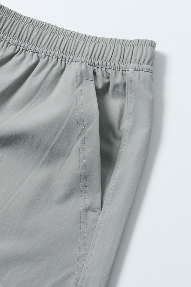 남녀공용 나일론 스판 4부 풀밴딩 팬츠[LT-GREY](UB3SP95_34)는 여름철 일상, 여행 및 휴가, 산책 시 편안하게 착용하기 좋은 4부 기장의 팬츠입니다. 라이트 그레이 컬러의 무지 디자인으로 캐주얼하고 미니멀한 스타일을 연출합니다. 나일론과 스판덱스 혼방 소재로 제작되어 활동성이 뛰어나며, 풀밴딩 처리로 편안한 착용감을 제공합니다. 레귤러핏으로 제작되어 편안한 착용감을 선사하며, 데일리룩으로 활용하기 좋습니다. 가볍고 시원한 착용감으로 여름철 스타일링에 실용성을 더해보세요.
