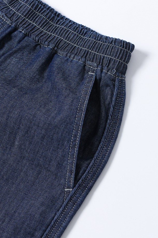 남녀공용 쿨프래쉬 풀밴딩 경량 데님 버뮤다 팬츠[DK-INDIGO](UB5DH84_07)는 시원한 착용감과 편안함을 제공하는 5부 기장의 데님 버뮤다 팬츠입니다. 레이온, 면, 폴리에스테르 혼방 소재로 제작되어 부드러운 촉감을 느낄 수 있으며, 가볍고 시원한 냉감 기능을 갖춰 봄, 여름, 가을, 겨울 사계절 내내 활용도가 높습니다. 허리 전체가 밴딩 처리되어 편안한 착용감을 선사하며, 레귤러 핏으로 캐주얼하고 베이직한 스타일을 연출합니다. 백 포켓 자수 디테일과 양옆 파이핑 디테일로 포인트를 더하여 동네 마실룩, 여행룩, 휴가룩 등 다양한 TPO에 활용하기 좋습니다. 미니멀, 클래식 스타일을 선호하는 분들께 추천합니다.
