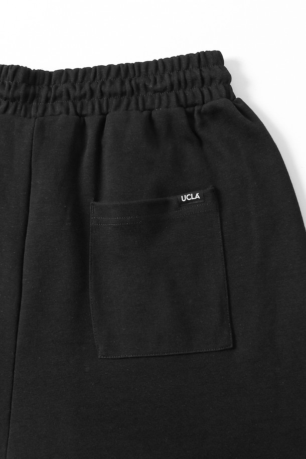 남녀공용 풀밴딩 버뮤다 팬츠입니다. 편안한 착용감을 선사하는 풀밴딩 디자인과 활동성을 높여주는 원턱 디테일이 특징입니다. 캐주얼하고 미니멀한 스타일로 여행룩, 휴가룩 등 다양한 TPO에 활용하기 좋습니다. 시원한 5부 기장과 블랙 컬러로 어떤 상의와도 쉽게 매치할 수 있으며, 봄, 여름 시즌에 적합합니다. 레귤러핏으로 제작되어 편안한 착용감을 제공합니다.
