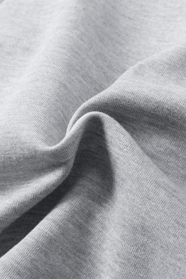 남녀공용 풀밴딩 버뮤다 팬츠입니다. 편안한 착용감을 선사하는 풀밴딩 디자인과 시원한 5부 기장으로 여름철 데일리룩에 제격입니다. 캐주얼한 무드의 그레이 컬러에 원턱 디테일을 더해 미니멀하고 시티보이 스타일을 연출하기 좋습니다. 휴가룩, 캠핑룩 등 다양한 TPO에 활용 가능하며, 루즈핏으로 편안함을 강조했습니다.
