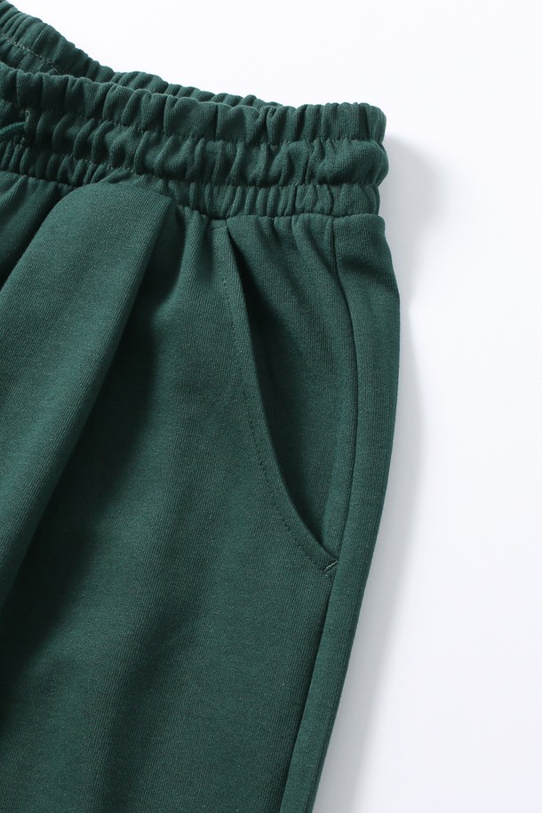 남녀공용 풀밴딩 원턱 버뮤다 팬츠[GREEN](UB5SP84_66)는 편안하고 스타일리시한 여름철 데일리룩을 완성해 줄 5부 기장의 바지입니다. 시원한 그린 컬러와 루즈핏 디자인으로 캐주얼, 미니멀, 시티보이 스타일을 연출하기 좋습니다. 허리 전체가 밴딩 처리되어 편안한 착용감을 제공하며, 원턱 디테일이 돋보이는 디자인입니다. 휴가룩이나 여행룩으로 활용하기에 적합하며, 무지 디자인으로 다양한 상의와 손쉽게 매치할 수 있습니다. 
