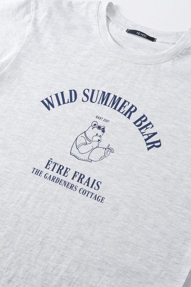 여성 베어 프린트 반팔 티셔츠(HB5ST52)는 시원한 여름을 위한 캐주얼 스타일의 반팔 티셔츠입니다. 부드러운 면 소재로 제작되어 얇고 편안한 착용감을 선사하며, 귀여운 베어 캐릭터 프린트가 돋보입니다. 레귤러 핏과 라운드넥 디자인에 크롭 기장으로, 다양한 하의와 매치하여 개성 있는 스타일을 연출할 수 있습니다.
