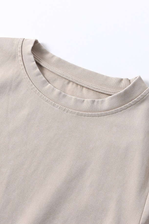 베이직한 무드의 여성 반팔 티셔츠입니다. 부드러운 면 소재에 얇은 두께감으로 봄, 여름 시즌 시원하게 착용 가능합니다. 좌우 셔링 디테일이 더해진 크롭 기장의 레귤러핏 라운드넥 디자인으로 캐주얼한 스타일을 연출해보세요.
