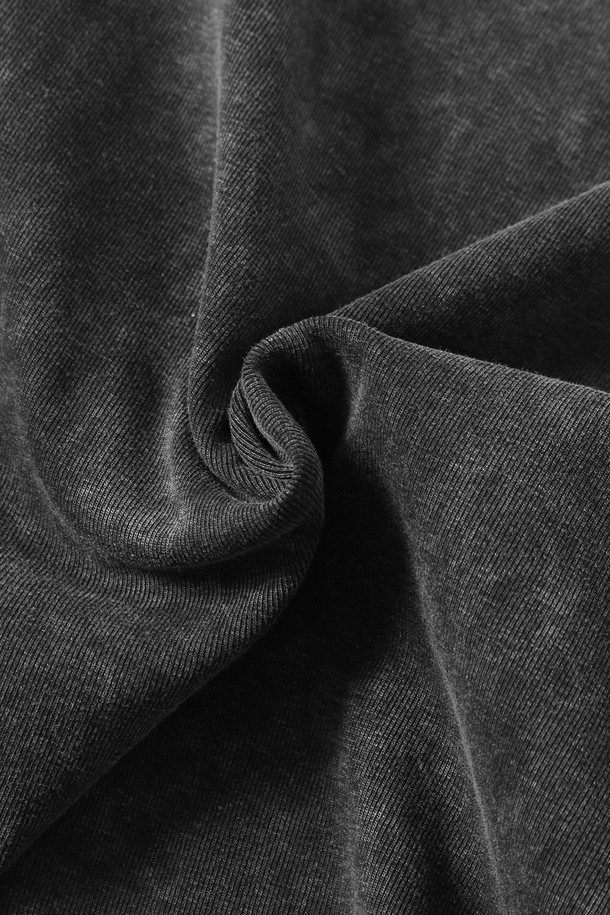 여성스러운 실루엣을 연출하는 블랙 컬러의 크롭 기장 반팔 티셔츠입니다. 부드러운 면 소재로 제작되어 얇고 가볍게 착용 가능하며, 캐주얼한 무드를 더합니다. 좌우 셔링 디테일이 특징이며, 라운드넥 디자인으로 봄, 여름 시즌 데일리룩에 활용하기 좋습니다.
