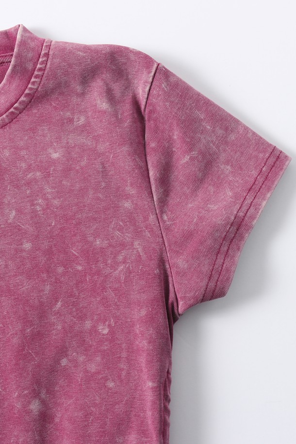 여성스러운 무드를 연출하는 좌우 셔링 디테일의 피그먼트 반팔 티셔츠입니다. 부드러운 촉감의 면, 폴리에스테르 혼방 소재로 제작되었으며, 크롭 기장과 세미 루즈핏으로 편안하게 착용 가능합니다. 베이지, 블랙, 와인 3가지 색상으로 출시되었으며, 봄, 여름, 가을 계절에 일상복으로 활용하기 좋습니다.
