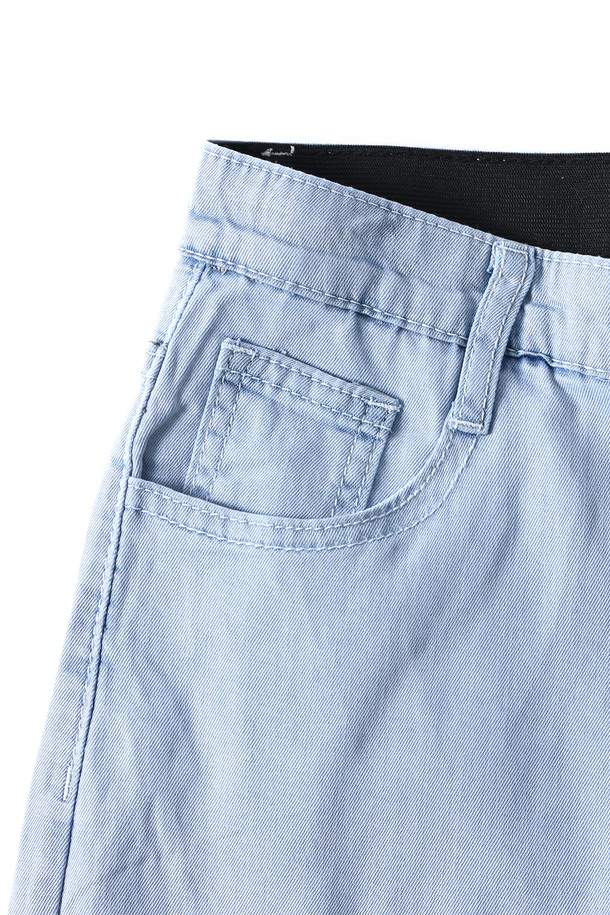 여성 라이트 세미 와이드핏 밴딩 팬츠(HB6LP54)는 봄, 여름 시즌에 적합한 세미 와이드 핏의 긴 바지입니다. 레이온, 폴리에스터, 폴리우레탄 혼방 소재로 제작되어 부드러운 촉감을 선사하며, 가볍게 착용할 수 있습니다. 캐주얼하고 도시적인 스타일을 연출할 수 있으며, 데님 패턴으로 디자인되었습니다. 허리 밴딩 처리로 편안함을 더했으며, 밝은 컬러의 경우 비침이 있을 수 있으니 이너 착용을 권장합니다. 일상 및 캐주얼 용도로 활용하기 좋은 아이템입니다.
