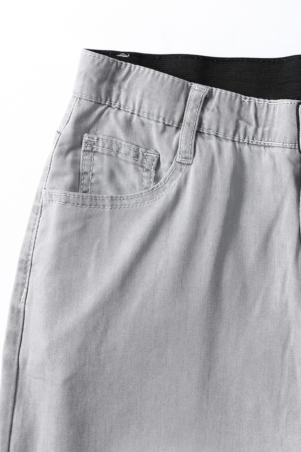 여성 라이트 세미 와이드핏 밴딩 팬츠(HB6LP54)는 편안함과 스타일을 모두 갖춘 데님 팬츠입니다. 라이트 그레이 컬러에 얇은 두께감으로 봄, 여름에 시원하게 착용하기 좋습니다. 무지 디자인에 세미 와이드핏으로 캐주얼하고 베이직한 스타일을 연출하며, 밴딩 처리로 편안한 착용감을 제공합니다. 일상생활은 물론, 가벼운 여행 시에도 활용하기 좋은 아이템입니다. 라이트 워싱 디테일이 더해져 한층 더 세련된 느낌을 줍니다.
