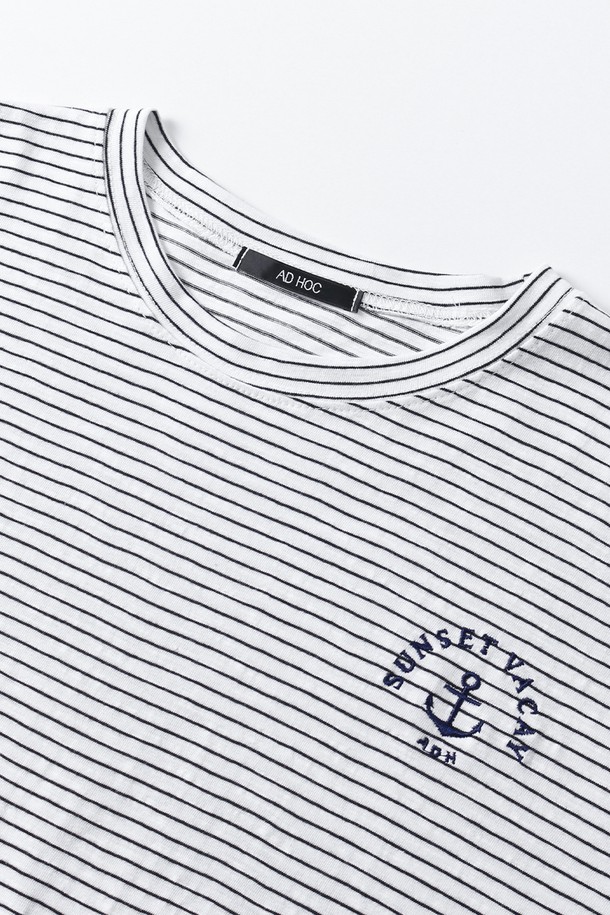 아이보리, 네이비 컬러의 여성 스트라이프 자수 7부 소매 티셔츠입니다. 면 소재로 제작되어 부드러운 촉감을 선사하며, 봄, 여름, 가을 계절에 활용하기 좋습니다. 레귤러핏 라운드넥 디자인에 마린 스타일의 스트라이프 패턴이 돋보이며, 보트 모양 자수 디테일이 포인트입니다. 일상, 데이트룩, 여행룩 등 다양한 TPO에 캐주얼, 클래식, 미니멀 스타일로 연출하기 좋습니다. 약간의 비침이 있으며 신축성은 적습니다.
