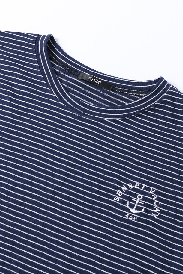 **여성 스트라이프 자수 7부 소매 티셔츠(HB6ST56)**는 캐주얼, 미니멀, 클래식 스타일을 선호하는 여성분들을 위한 상의입니다. 아이보리, 네이비 두 가지 색상으로 출시되었으며, 봄, 여름, 가을 계절에 활용하기 좋습니다. 얇은 두께의 면 소재로 제작되어 부드러운 촉감을 선사하며, 라운드넥과 루즈핏 디자인으로 편안한 착용감을 제공합니다. 마린룩, 캐주얼 무드를 연출할 수 있으며, 고양이 자수 디테일이 돋보입니다. 7부 소매 기장으로 활동성을 높였으며, 여행룩, 산책룩 등 다양한 TPO에 매치하기 좋습니다. 밝은 색상의 경우 비침이 있을 수 있으니 이너웨어를 착용하는 것을 권장합니다.
