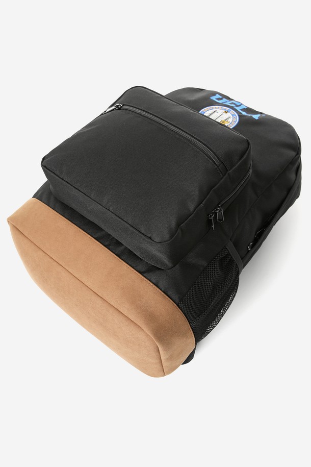UCLA 로고 베이직 백팩[BLACK](UBRAG64_39)은 캐주얼, 미니멀 스타일을 추구하는 남성분들을 위한 데일리 백팩입니다. 나일론 소재로 제작되어 튼튼하며, 사각 형태와 블랙 컬러가 심플한 디자인을 완성합니다. 가방 전면에 UCLA 로고 자수 디테일이 포인트로 들어가 있으며, 바닥에는 스웨이드 패치를 덧대어 내구성을 높였습니다. 지퍼형 잠금 방식으로 내용물을 안전하게 보관할 수 있으며, 출근룩에도 활용하기 좋은 실용적인 백팩입니다. 미디엄 사이즈로, 일상생활에 필요한 물품들을 적절하게 수납할 수 있습니다.
