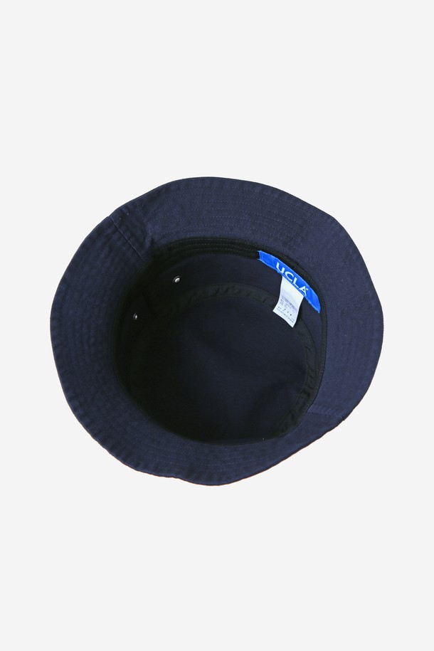 UCLA 자수 버킷햇[BLACK](UBRAC67_39)은 편안한 면 소재로 제작되어 부드러운 촉감을 자랑합니다. 일상, 산책, 여행 등 다양한 TPO에 맞춰 캐주얼, 미니멀, 스트리트 스타일을 연출할 수 있습니다. 모자 깊이는 일반적이며, 중간 너비의 챙과 블랙 컬러가 어떤 옷에도 잘 어울립니다. UCLA 로고 자수 디테일이 돋보이는 이 버킷햇은 봄, 여름, 가을 계절에 착용하기 좋습니다.
