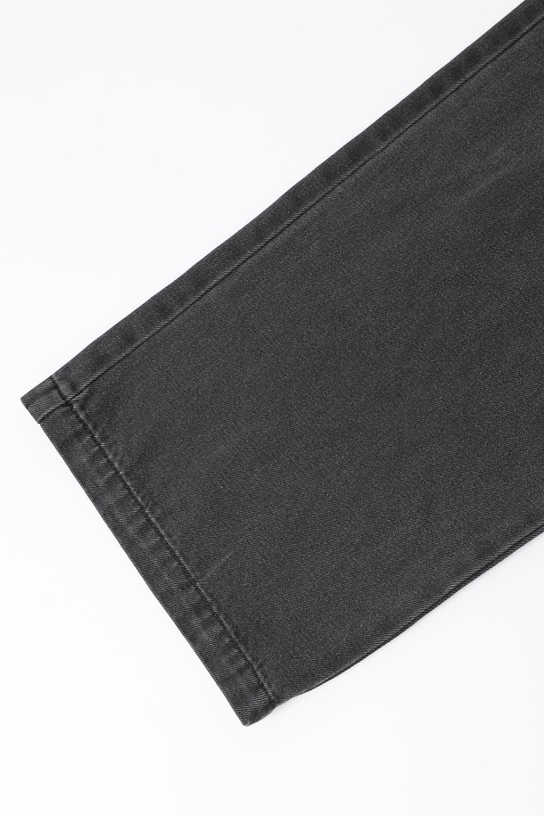 남성 원턱 풀밴딩 카고 팬츠(HB9LP06)는 캐주얼 스타일의 블랙 컬러 카고 팬츠입니다. 봄, 여름, 가을, 겨울 사계절 모두 착용 가능하며, 동네 마실룩에 적합합니다. 면과 폴리에스터 혼방 소재로 제작되어 적당한 두께감과 보통의 촉감을 제공하며 루즈핏으로 편안하게 착용할 수 있습니다. 허리 전체가 풀밴딩 처리되어 벨트 없이도 편안하며, 원턱 디테일과 입체적인 아웃포켓 디자인이 특징입니다. 과하지 않은 워싱으로 미니멀하고 클래식한 스타일을 연출할 수 있습니다.
