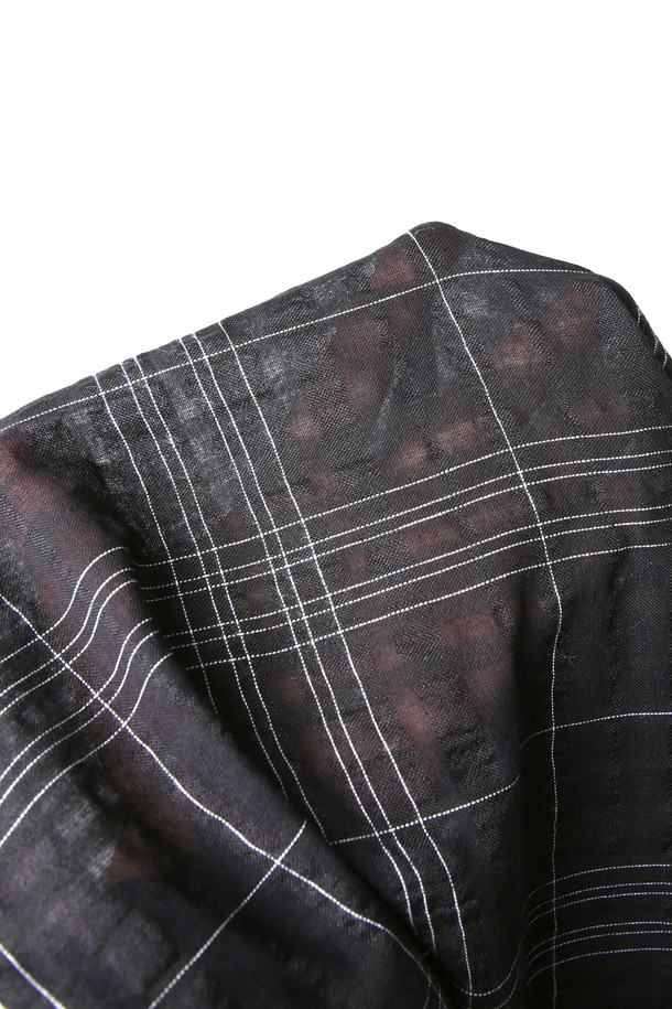 **여성 루즈핏 체크 긴팔 셔츠(HB6LS55)**는 베이직한 스타일의 여성 셔츠/블라우스로, 봄, 여름, 가을에 착용하기 좋습니다. 부드러운 면 소재로 제작되어 가볍고 편안하며, 루즈핏으로 활동성을 높였습니다. 블랙과 네이비 두 가지 색상으로 출시되었으며, 체크 패턴이 특징입니다. 일상뿐만 아니라 출근룩으로도 활용 가능한 클래식, 미니멀, 캐주얼 스타일의 긴팔 셔츠입니다. 비침이 거의 없고, 보통의 신축성을 가지고 있어 편안하게 착용할 수 있습니다.
