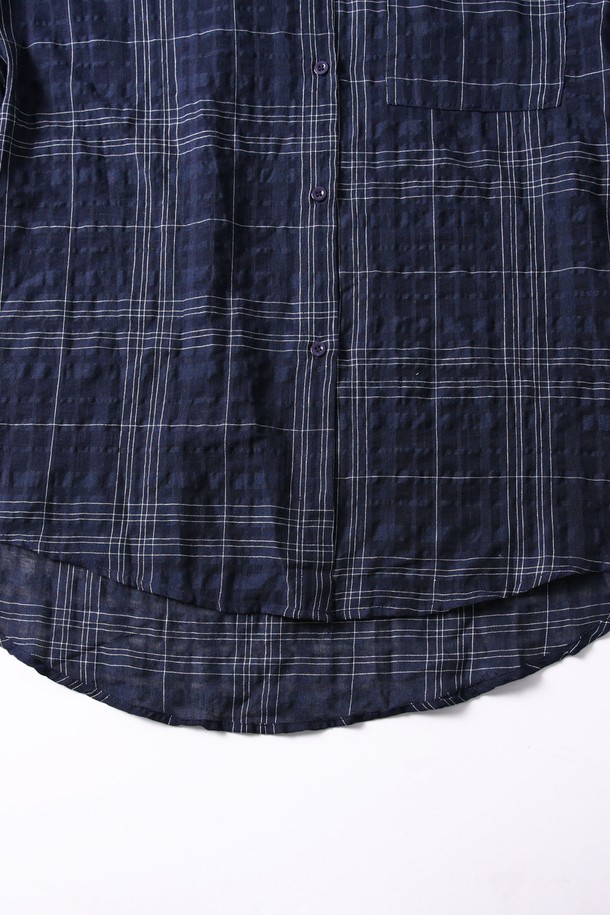 세련된 여성 루즈핏 체크 긴팔 셔츠(HB6LS55)입니다. 블랙과 네이비 두 가지 색상으로 만나볼 수 있으며, 면 소재로 제작되어 부드러운 촉감을 선사합니다. 차이나칼라 디자인과 캐주얼한 체크 패턴이 어우러져 베이직하면서도 세련된 스타일을 연출합니다. 봄, 여름, 가을, 계절에 구애받지 않고 데일리룩, 출근룩, 비즈니스 캐주얼 등 다양한 TPO에 활용 가능하며, 루즈핏으로 편안한 착용감을 제공합니다. 약간의 비침이 있을 수 있으며, 신축성은 없습니다.
