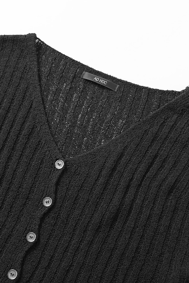 세련된 여성의 스타일을 완성하는 니트 앙상블 세트(HB8GDA1)입니다. 부드러운 촉감의 골지 니트 소재로 제작되어 봄, 가을 시즌에 적합하며, 크롭 기장의 브이넥 디자인이 시크한 매력을 더합니다. 긴 소매와 버튼 여밈 디테일이 돋보이며, 베이직한 디자인으로 데이트룩, 모임룩, 클래식, 미니멀, 캐주얼 등 다양한 스타일 연출에 활용할 수 있습니다. 블랙 컬러의 얇은 두께감으로 간절기에도 부담 없이 착용 가능합니다.
