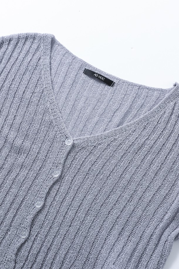 "여성 니트 앙상블 세트(HB8GDA1)"는 부드러운 촉감의 골지 니트 소재로 제작되어 봄, 가을에 착용하기 좋은 여성 의류입니다. 크롭 기장과 V넥 디자인, 긴 소매가 특징이며, 베이직한 스타일에 클래식, 미니멀, 캐주얼 스타일을 더해 다양한 데이트룩을 연출할 수 있습니다. 얇은 두께감으로 편안하게 착용 가능하며, 버튼 여밈 방식으로 포인트를 더했습니다. 그레이 컬러로 어떤 옷에도 쉽게 매치하여 세련된 룩을 완성할 수 있습니다. 앙상블 세트로 구성되어 실용성과 스타일을 모두 만족시키는 아이템입니다.
