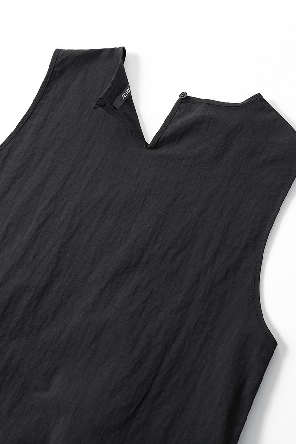 여성 슬리브리스 (슬리브리스는 민소매를 뜻합니다) 스트링 투포켓 원피스(HB8OP50)는 미니멀하고 베이직한 스타일의 원피스입니다. 차콜그레이와 블랙 두 가지 색상으로 제공되며, 부드러운 나일론 소재로 제작되어 편안한 착용감을 선사합니다. 얇은 두께감과 A라인의 스트레이트 핏으로 봄, 여름, 가을, 겨울 계절에 걸쳐 활용도가 높습니다. 라운드넥 디자인에 투포켓 및 스트링 디테일이 더해져 데이트룩, 카페룩 등 다양한 TPO에 잘 어울립니다.
