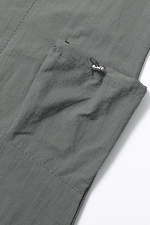 **여성 슬리브리스 스트링 투포켓 원피스(HB8OP50):**

미니멀하고 베이직한 스타일의 여성 슬리브리스 원피스입니다. 시원한 여름 소재로 제작되었으며, 얇은 두께감으로 편안한 착용감을 선사합니다. 라운드넥 디자인에 H라인 핏으로 깔끔한 실루엣을 연출하며, 양쪽에 투포켓이 있어 실용성을 더했습니다. 허리 부분의 스트링 디테일로 핏 조절이 가능하며, 카키와 그레이 두 가지 색상으로 출시되었습니다. 동네 마실룩이나 여행룩으로 활용하기 좋은 아이템입니다.
