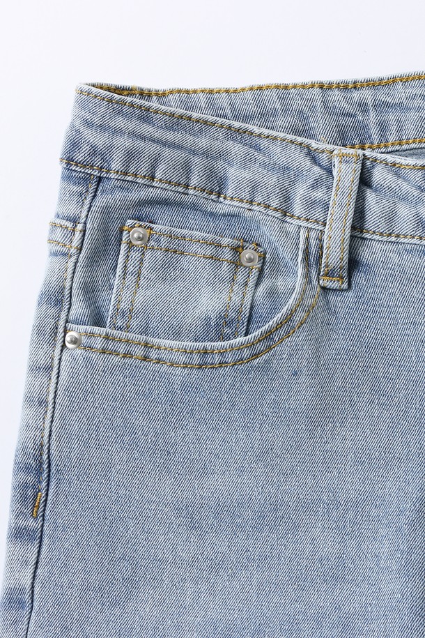 세련된 워싱 디테일이 돋보이는 여성 부츠컷 데님 팬츠입니다. 봄, 여름, 가을 시즌에 활용하기 좋은, 캐주얼하고 베이직한 스타일의 긴 기장 바지입니다. 연청 컬러와 레귤러핏 디자인으로 편안하면서도 트렌디한 핏을 연출합니다. 데이트룩, 모임룩 등 다양한 TPO에 미니멀한 스타일로 매치하여 멋스러운 코디를 완성해보세요. 워싱 처리된 데님 소재로 부드러운 착용감을 선사합니다.
