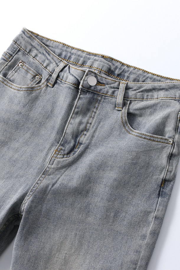 여성 부츠컷 워싱 데님 팬츠(HB7DP50)는 캐주얼하고 베이직한 스타일을 연출하기에 좋은 데님 팬츠입니다. 봄, 여름, 가을 계절에 착용하기 적합하며, 일상 및 데이트룩, 여행룩에 활용하기 좋습니다. 연청 컬러의 워싱 디테일이 돋보이며, 레귤러핏 부츠컷 디자인으로 다리가 길어 보이는 효과를 줍니다. 뻣뻣한 촉감의 데님 소재로 제작되어 튼튼하며, 유행을 타지 않는 미니멀한 스타일을 완성합니다.
