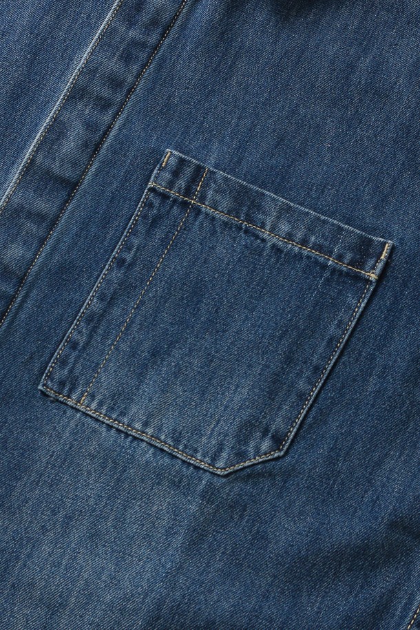 남성 원포켓 히든 버튼 데님 셔츠(HB7LS02)는 베이직하고 캐주얼한 스타일의 데님 셔츠입니다. 봄, 가을에 착용하기 적합하며, 레귤러 핏과 긴소매 기장으로 제작되었습니다. 차이나칼라 디자인에 히든 버튼 여밈 방식으로 깔끔함을 더했으며, 원포켓 디테일로 포인트를 주었습니다. 비즈니스 캐주얼 및 출근룩에 적합하며, 캐주얼, 클래식, 미니멀 스타일을 연출하기 좋습니다. 중간 두께감의 데님 소재로 제작되어 편안한 착용감을 선사합니다.
