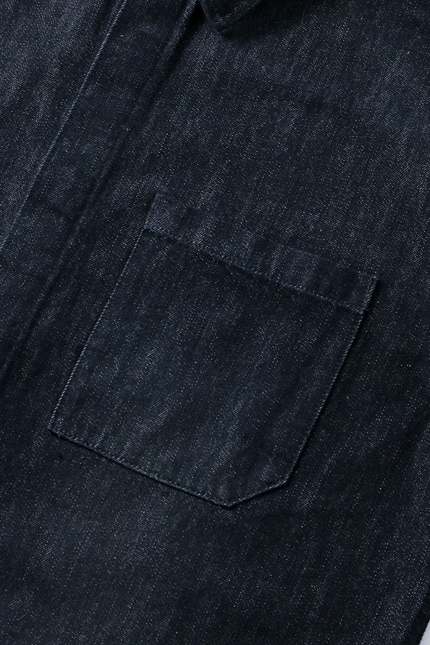 남성 원포켓 히든 버튼 데님 셔츠(HB7LS02)는 캐주얼, 클래식, 미니멀 스타일을 모두 아우르는 데님 셔츠입니다. 네이비 컬러의 무지 디자인으로, 봄, 가을에 착용하기 적합합니다. 레귤러 핏에 차이나 칼라가 돋보이며, 두꺼운 두께감과 뻣뻣한 촉감이 특징입니다. 히든 버튼 디테일과 원포켓 디자인이 깔끔함을 더해 출근룩이나 비즈니스 캐주얼에도 활용하기 좋습니다. 긴 소매 기장의 레귤러핏 데님 셔츠는 다양한 스타일을 연출할 수 있습니다.
