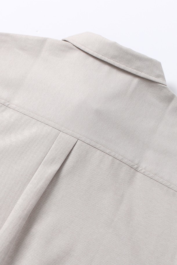 남성 베이직 원포켓 옥스포드 셔츠(HB8LS40)는 베이지 컬러의 면 소재로 제작되어 부드러운 촉감을 자랑합니다. 봄, 가을에 착용하기 좋으며, 레귤러 핏과 긴소매 기장으로 제작되어 편안한 착용감을 제공합니다. 차이나칼라 디자인과 미니멀한 스타일로, 출근룩이나 비즈니스 캐주얼에 활용하기 좋습니다. 옥스포드 셔츠 특유의 클래식한 분위기를 연출하며, 원포켓 디테일로 포인트를 더했습니다. 데일리룩, 특히 미니멀한 스타일을 선호하는 남성분들께 추천합니다.
