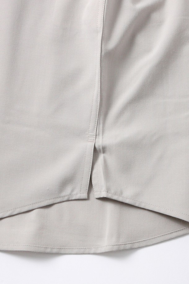 남성 우븐 베이직 긴팔 셔츠(HB8LS30)는 베이직한 디자인으로 출근룩과 비즈니스 캐주얼에 적합한 셔츠입니다. 사계절 모두 착용 가능하며, 베이지 컬러와 무지 패턴으로 어떤 스타일에도 쉽게 매치할 수 있습니다. 레귤러 기장의 핏과 카라넥 디자인은 클래식, 미니멀, 캐주얼 스타일을 모두 소화하며 단정하고 세련된 느낌을 줍니다. 우븐 소재로 제작되어 편안한 착용감을 제공하며, 긴소매 디자인으로 다양한 계절에 활용하기 좋습니다.
