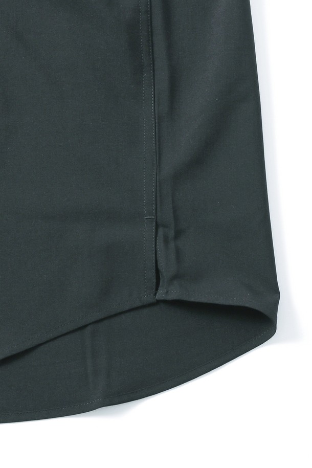 **남성 우븐 베이직 긴팔 셔츠(HB8LS30)**는 일상과 비즈니스 캐주얼에 모두 잘 어울리는 남성용 셔츠입니다. 봄, 가을에 적합하며, 베이직하고 미니멀한 스타일을 추구하는 남성에게 적합합니다. 그레이 컬러의 무지 디자인으로, 기본 버튼다운 디자인과 레귤러 기장의 베이직핏이 특징입니다. 긴 소매 기장과 우븐 소재를 사용하여 편안한 착용감을 제공하며, 클래식, 미니멀, 캐주얼 등 다양한 스타일 연출이 가능합니다. 출근룩과 같은 TPO에도 활용하기 좋습니다.
