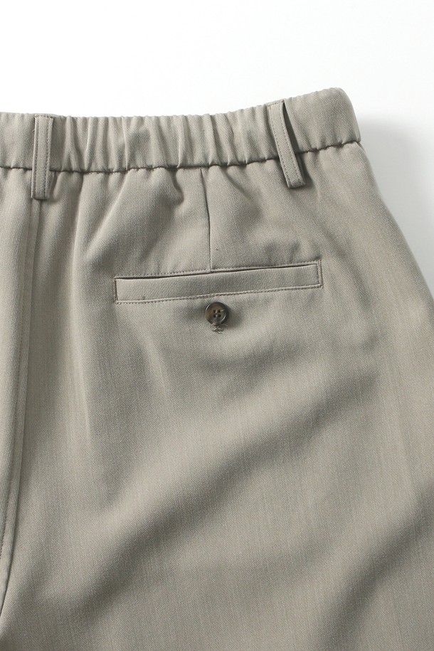 남성 투턱 와이드 밴딩 팬츠(HB8LP05)는 편안함과 스타일을 동시에 잡은 베이직 스타일의 반바지입니다. 그레이 컬러의 무지 디자인으로 어떤 상의에도 잘 어울리며, 미니멀, 캐주얼, 클래식 스타일을 모두 소화할 수 있습니다. 넉넉한 루즈핏 와이드 라인으로 활동성을 높였으며, 밴딩 처리로 편안한 착용감을 제공합니다. 봄, 여름 시즌에 맞춰 시원하게 입을 수 있는 남성용 와이드 팬츠입니다.
