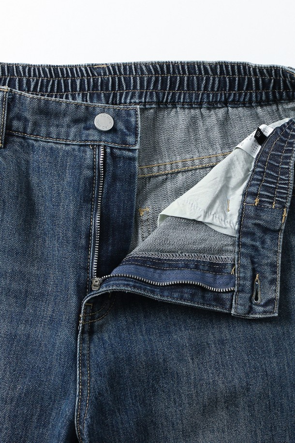 남성 배기핏 데님 팬츠(HB7DP02)는 캐주얼하고 미니멀한 스타일을 연출하기 좋은 아이템입니다. 봄, 가을 시즌에 적합하며, 톤 다운된 블루 컬러와 넉넉한 루즈핏으로 편안한 착용감을 선사합니다. 두꺼운 두께감의 데님 소재로 제작되어 뻣뻣한 촉감이 특징이며, 워싱 가공으로 빈티지한 멋을 더했습니다. 무지 디자인으로 다양한 상의와 손쉽게 매치하여 데일리룩을 완성할 수 있습니다.
