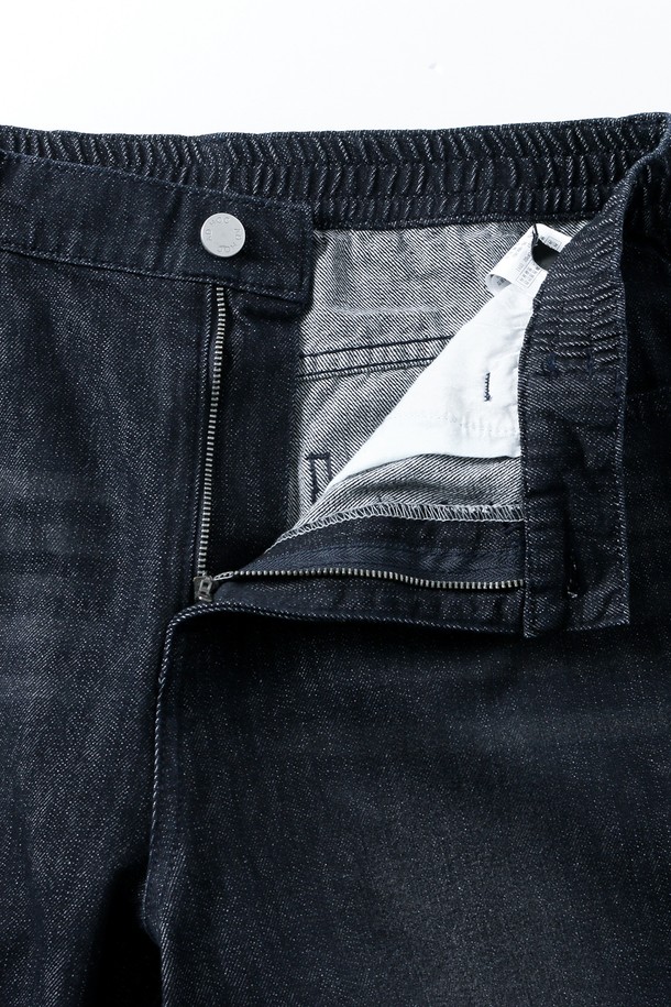 네이비 컬러의 남성 배기핏 데님 팬츠(HB7DP02)입니다. 봄, 가을 시즌에 착용하기 좋은 두께감으로, 캐주얼 스타일을 연출하기에 좋습니다. 데이트룩, 쇼핑룩 등 다양한 TPO에 활용 가능하며, 미니멀, 클래식 스타일을 선호하는 남성분들께 추천합니다. 무지 디자인으로 어떤 상의와도 잘 어울려, 데일리 팬츠로 활용하기 좋습니다. 편안한 배기핏으로 활동성을 높였습니다.
