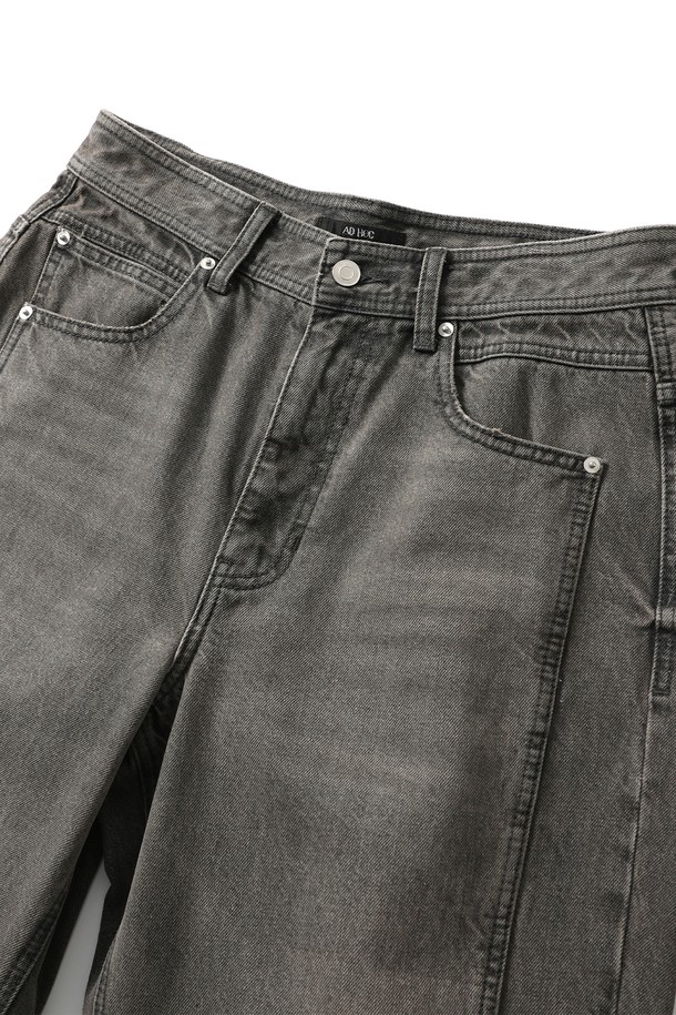 남성 옆선 디테일 포인트 데님 팬츠(HB9DP06)는 캐주얼 및 미니멀 스타일을 모두 소화할 수 있는 남성용 데님 팬츠입니다. 그레이 컬러의 무지 디자인으로, 봄, 가을에 착용하기 적합합니다. 뻣뻣한 촉감의 데님 소재로 제작되었으며, 와이드 핏과 루즈핏으로 편안한 착용감을 제공합니다. 옆선 디테일이 포인트로 들어가, 밋밋함을 덜고 스타일리시함을 더했습니다. 긴 기장으로 다양한 스타일 연출이 가능하며, 밴딩은 없습니다.
