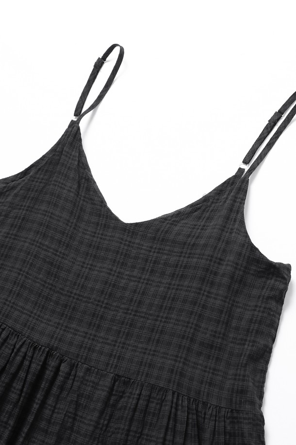 여성 슬리브리스 체크 원피스(HB8OP51)는 여름 시즌, 데일리룩과 휴가룩에 모두 활용하기 좋은 슬리브리스 원피스입니다. 부드러운 면과 폴리에스테르 혼방 소재로 제작되어 가볍고 편안한 착용감을 선사하며, 중간 두께감으로 비침 걱정 없이 입을 수 있습니다. 베이직하면서도 캐주얼한 체크 패턴과 V넥 디자인, 티어드 치마는 여성스러운 분위기를 연출하며, 루즈핏으로 편안하게 활동할 수 있습니다. 이너웨어 착용을 권장하며, 미니멀, 캐주얼, 리조트 스타일을 즐기는 분들께 추천합니다.
