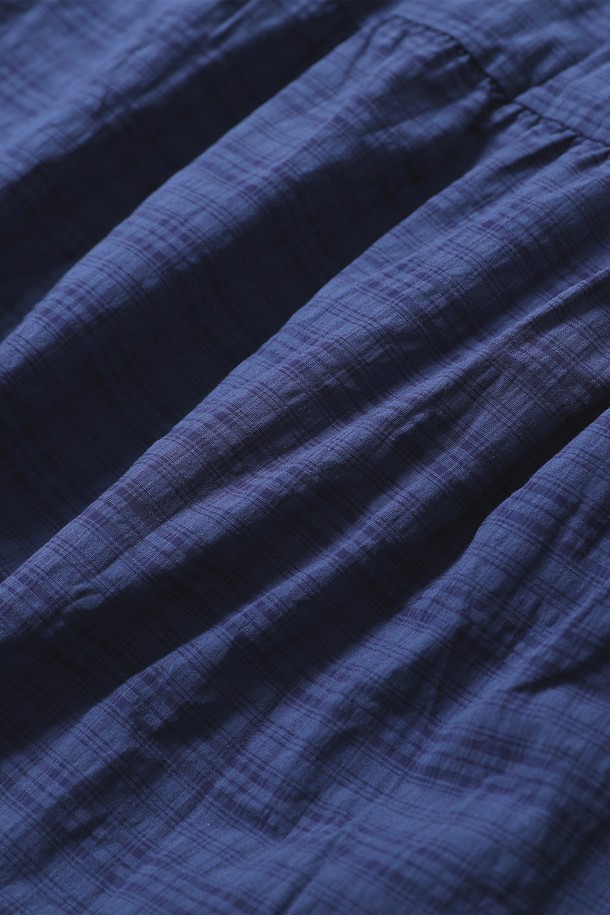 네이비 컬러의 여성 슬리브리스 체크 원피스(HB8OP51)입니다. 캐주얼한 스타일의 A라인 티어드 스커트 디자인으로, 여름철 시원하게 착용하기 좋습니다. 민소매와 V넥 라인이 시원한 느낌을 더하며, 루즈핏으로 편안한 착용감을 제공합니다. 데이트룩, 카페룩, 여행룩 등 다양한 TPO에 활용 가능하며, 미니멀, 클래식 스타일을 선호하는 분들께 추천합니다.
