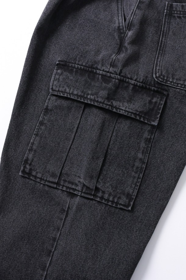 남녀공용 데일리 스몰로고 데님 원턱 와이드핏 팬츠[DK-GREY](UB8DP01_36)는 캐주얼과 미니멀 스타일을 모두 아우르는 데님 팬츠입니다. 다크그레이 컬러의 이 바지는 사계절 내내 활용 가능하며, 일상에서 편안하게 착용할 수 있습니다. 스몰 로고 디테일이 돋보이며, 와이드핏 디자인으로 트렌디한 스타일을 연출합니다. 원턱 디테일이 편안한 착용감을 제공하며, 데님 소재로 제작되어 튼튼합니다.
