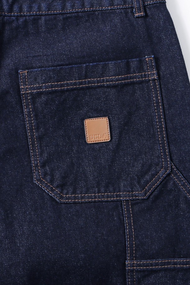 남녀공용 프레피 와이드 헤머루프 데님 팬츠[DP-INDIGO](UB8DP02_08)는 사계절 내내 활용하기 좋은 데님 팬츠입니다. 인디고 컬러의 무지 디자인으로 어떤 상의에도 잘 어울리며, 와이드 핏으로 편안한 착용감을 선사합니다. 프레피 스타일을 연출하기에 좋으며, 헤머루프 디테일이 특징입니다. 캐주얼, 프레피, 미니멀 스타일을 즐겨 입는 분들께 추천합니다. 넉넉한 와이드 핏으로 활동성을 높였습니다.
